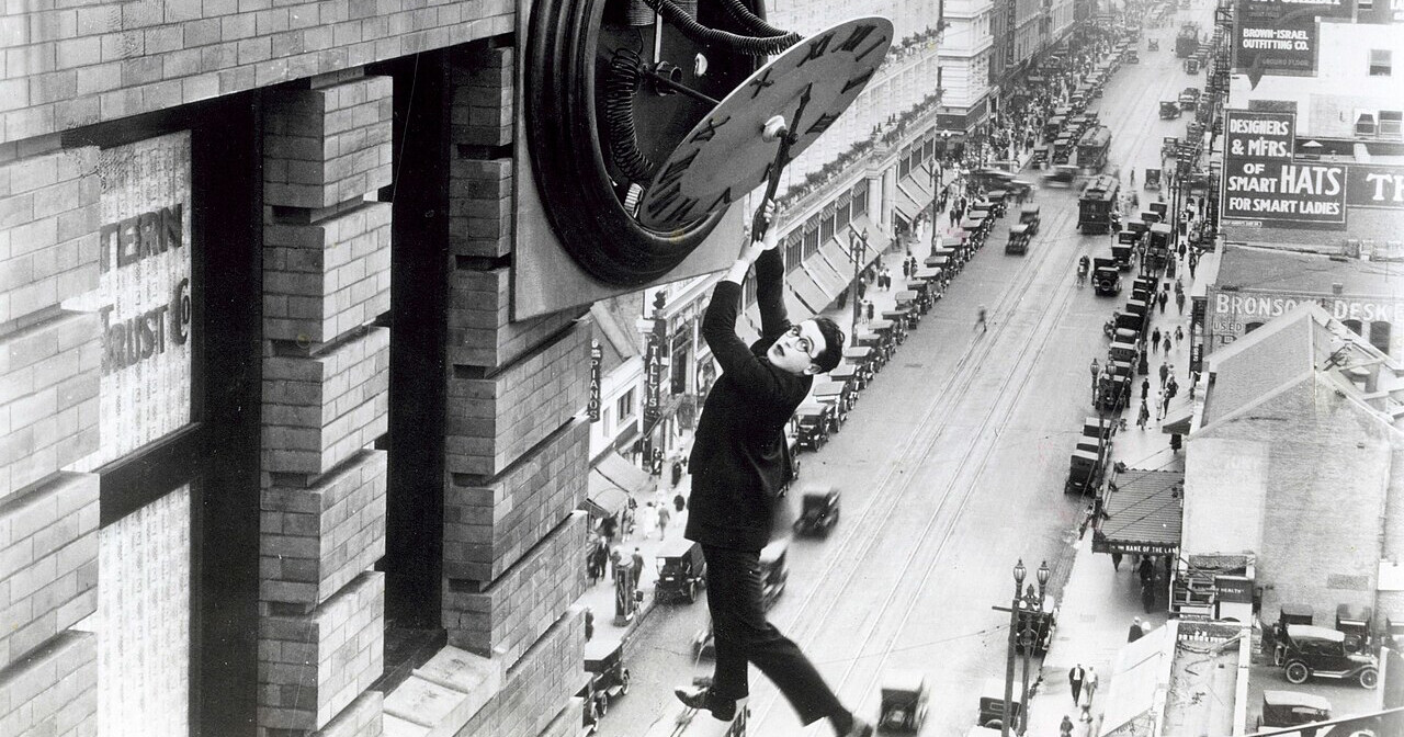 De_Amerikaanse_komiek_Harold_Lloyd_(1893-1971)_in_een_beroemde_scène_uit_zijn_film_Safety_Last,_SFA002014420.jpg